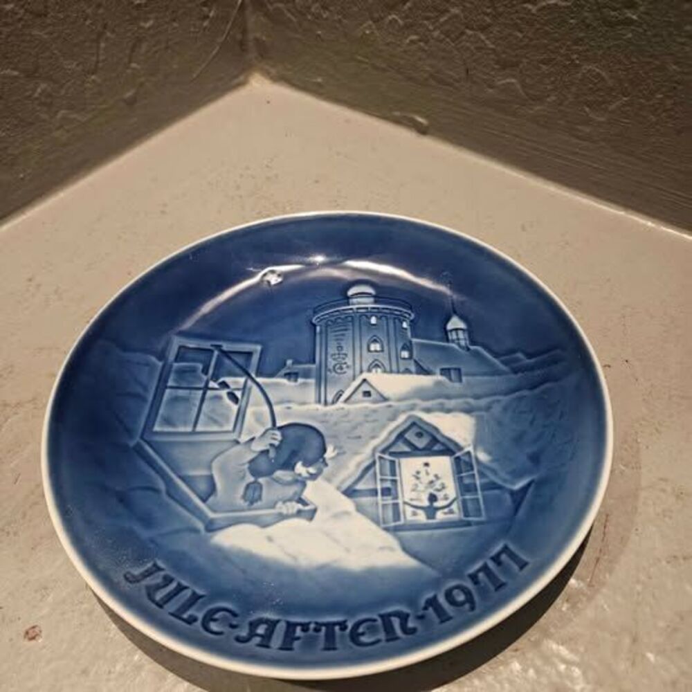 Bing & Grøndahl 1977 Copenhagen Christmas Plate JULE AFTER 1977